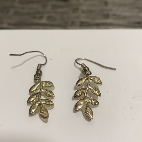 Mother of pearl hanging earrings reminiscent of snow covered foliage - Picture 2 of 4